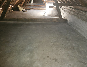 Zateplení stropu rodinného domu pomocí foukané izolace